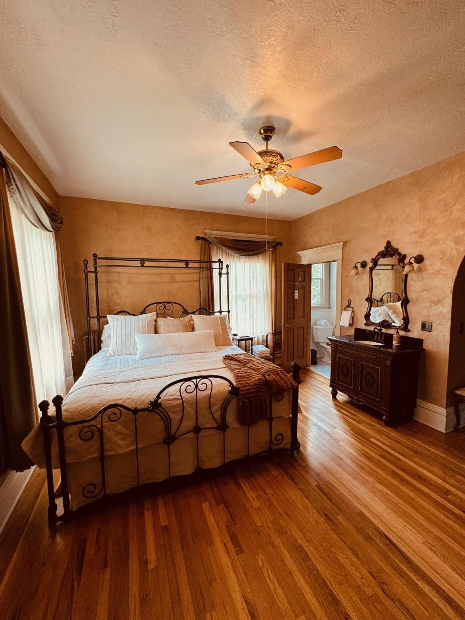 מיסולה The Gibson Mansion Bed And Breakfast מראה חיצוני תמונה