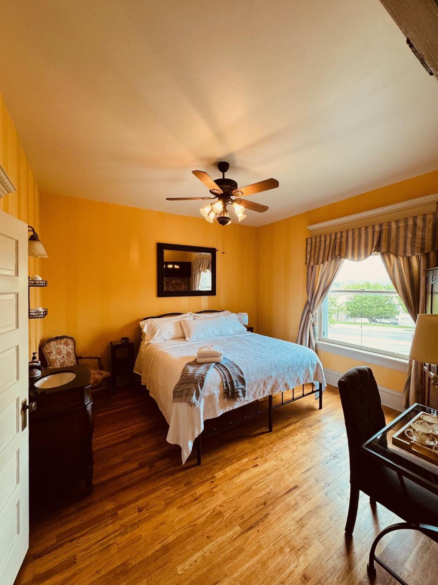 מיסולה The Gibson Mansion Bed And Breakfast מראה חיצוני תמונה